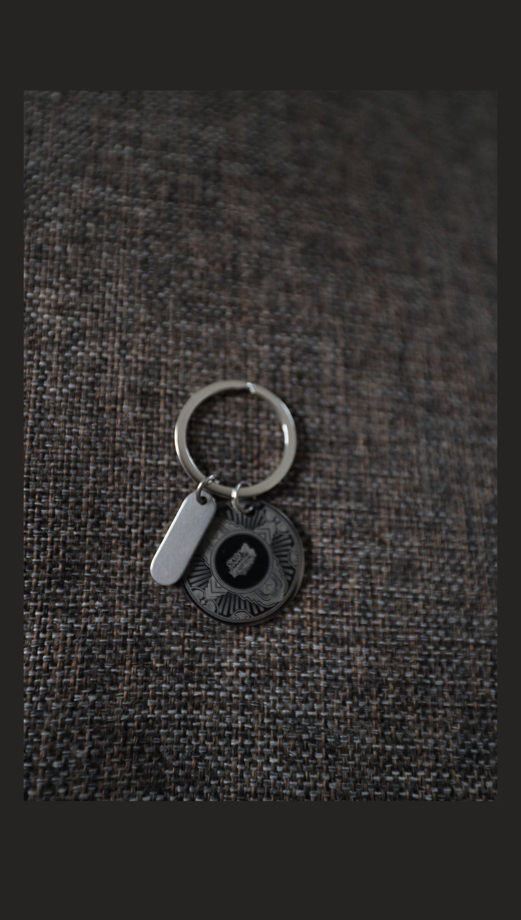 Stainless steel disc keyring with sample engraving, alternative fabric view